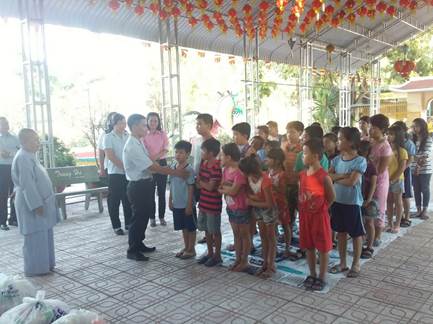 Thăm và tặng quà tết cho các em học sinh trong 03 lớp học tình thương  tại chùa Như Lai ở Thành phố Tây Ninh và chùa Tứ Phước ở châu Thành, tỉnh Tây Ninh năm 2019